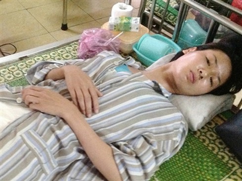 Khách VIP chơi golf 'tung chưởng' với nữ phục vụ