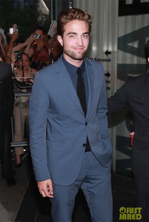 Robert Pattinson xuất hiện lần đầu sau scandal bị cắm sừng
