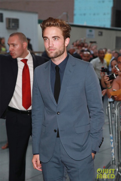 Robert Pattinson xuất hiện lần đầu sau scandal bị cắm sừng