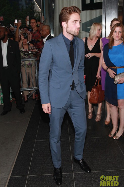 Robert Pattinson xuất hiện lần đầu sau scandal bị cắm sừng