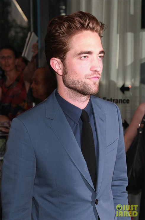 Robert Pattinson xuất hiện lần đầu sau scandal bị cắm sừng