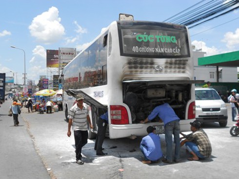 Xe khách phát hỏa, hơn 30 hành khách tháo chạy