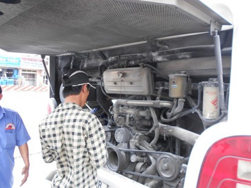 Xe khách phát hỏa, hơn 30 hành khách tháo chạy