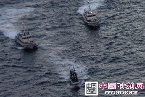 Tàu Nhật dùng vòi rồng chặn tàu Hồng Kông