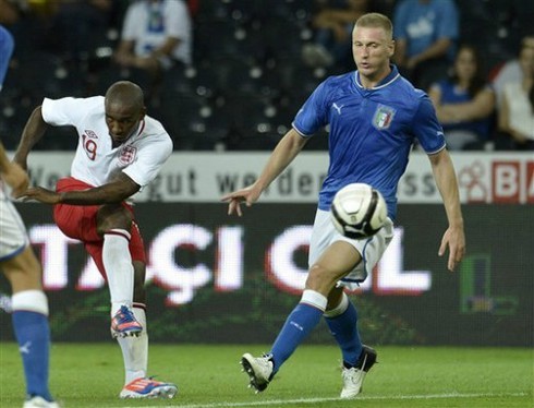 Anh ngược dòng đòi nợ thành công trước Italy