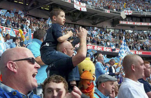 Ashley Cole tặng HCB cho fan nhí Man City