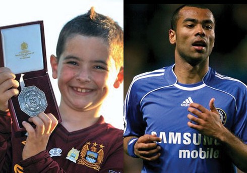 Ashley Cole tặng HCB cho fan nhí Man City