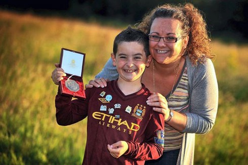 Ashley Cole tặng HCB cho fan nhí Man City