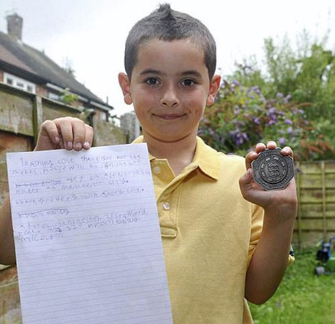 Ashley Cole tặng HCB cho fan nhí Man City