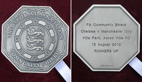 Ashley Cole tặng HCB cho fan nhí Man City