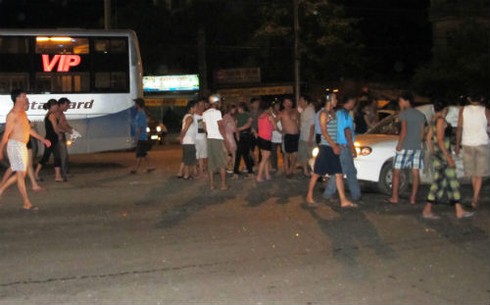 Xe khách đấu đầu ô tô con, 3 người bị thương nặng