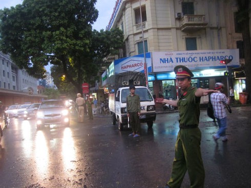 Mưa bão quật đổ hàng loạt cây cổ thụ, gây chết người ở Hà Nội
