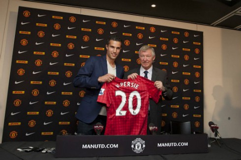 Van Persie chính thức ra mắt MU