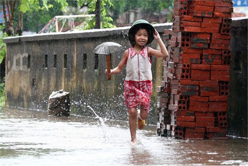 Người Hà Nội nô nức bắt cá trên phố