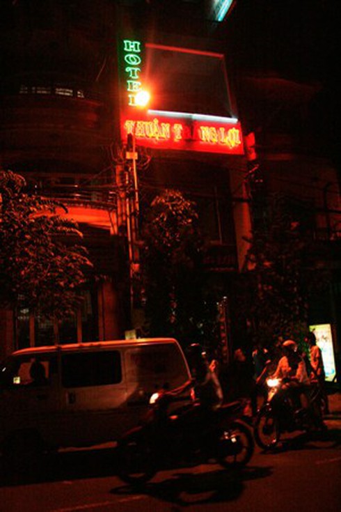 Phát hiện xác phụ nữ lõa thể trong khách sạn