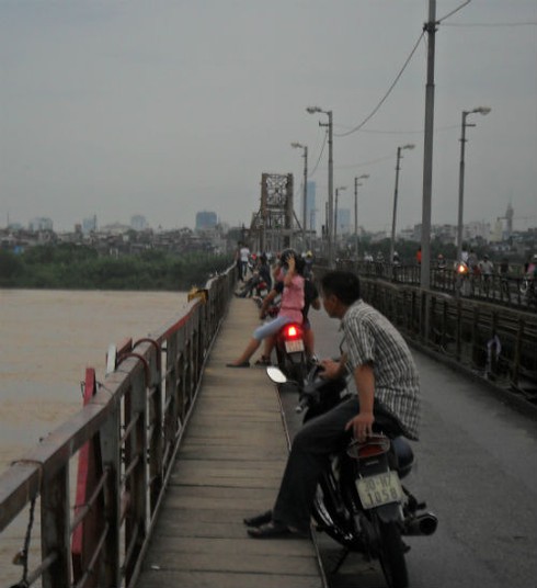 Cầu Long Biên bị chiếm dụng bán trà chanh chém gió