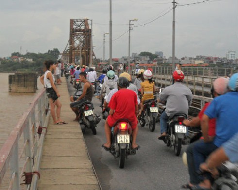 Cầu Long Biên bị chiếm dụng bán trà chanh chém gió