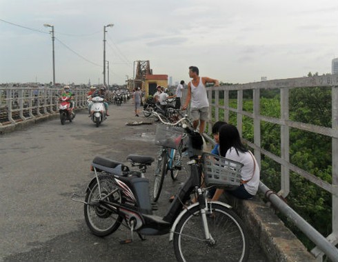 Cầu Long Biên bị chiếm dụng bán trà chanh chém gió