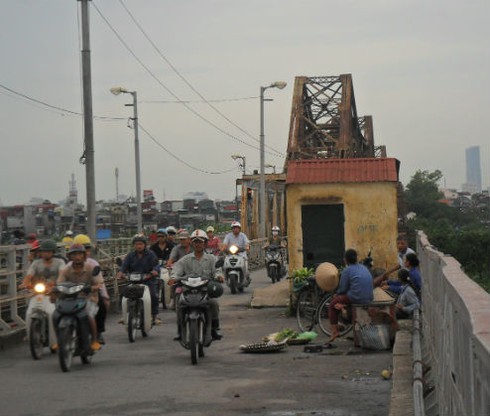Cầu Long Biên bị chiếm dụng bán trà chanh chém gió
