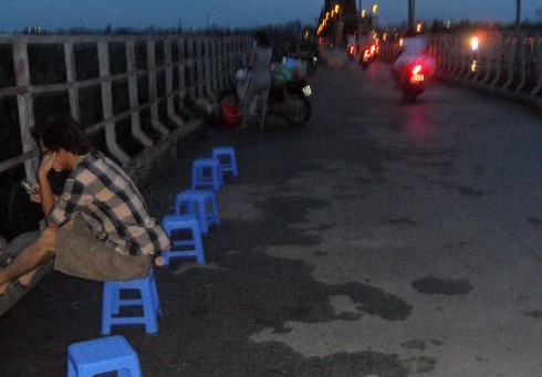 Cầu Long Biên bị chiếm dụng bán trà chanh chém gió