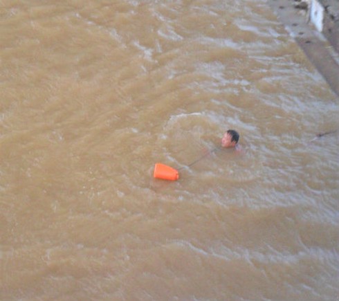 Cầu Long Biên bị chiếm dụng bán trà chanh chém gió