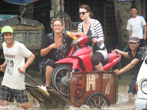 Du khách Tây ngạc nhiên thích thú với cảnh Hà Nội ngập
