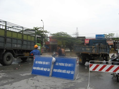 Du khách Tây ngạc nhiên thích thú với cảnh Hà Nội ngập