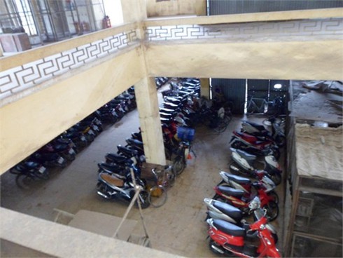 Chợ khang trang giữa Thủ đô chỉ dùng để... giữ xe máy