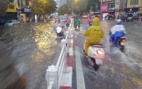 Cảnh 'phố biến thành sông' ở Hà Nội lên báo nước ngoài
