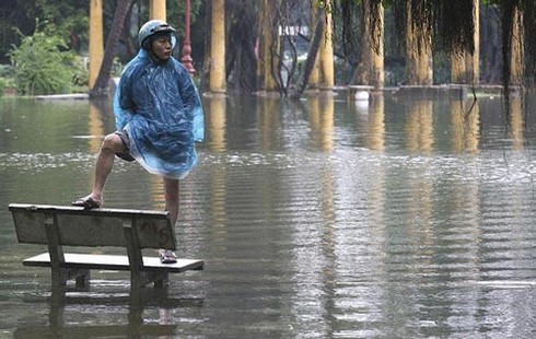 Cảnh 'phố biến thành sông' ở Hà Nội lên báo nước ngoài