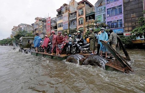 Cảnh 'phố biến thành sông' ở Hà Nội lên báo nước ngoài