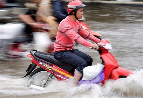 Cảnh 'phố biến thành sông' ở Hà Nội lên báo nước ngoài