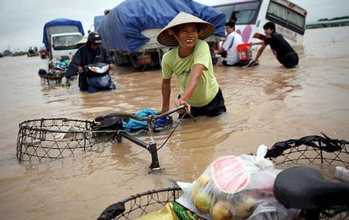 Cảnh 'phố biến thành sông' ở Hà Nội lên báo nước ngoài