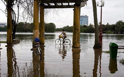 Cảnh 'phố biến thành sông' ở Hà Nội lên báo nước ngoài