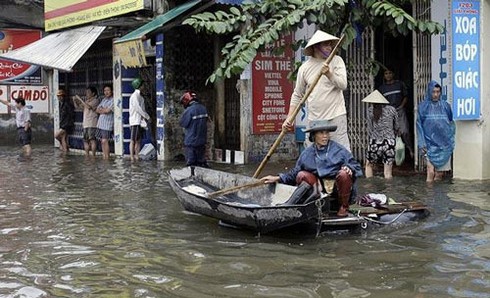 Cảnh 'phố biến thành sông' ở Hà Nội lên báo nước ngoài