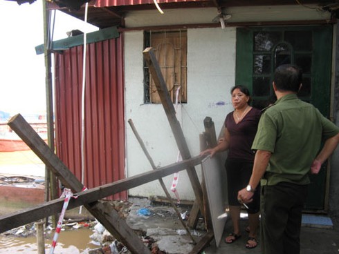 Kinh hoàng nhà ven sông Hồng