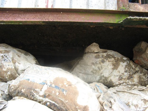 Kinh hoàng nhà ven sông Hồng