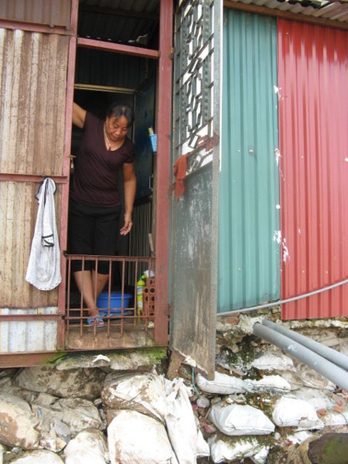 Kinh hoàng nhà ven sông Hồng