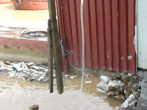 Kinh hoàng nhà ven sông Hồng