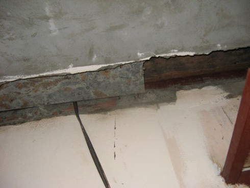 Kinh hoàng nhà ven sông Hồng