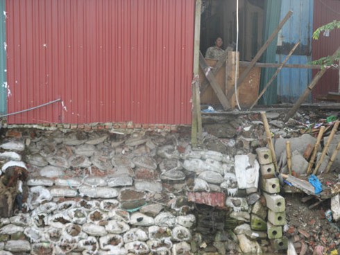 Kinh hoàng nhà ven sông Hồng