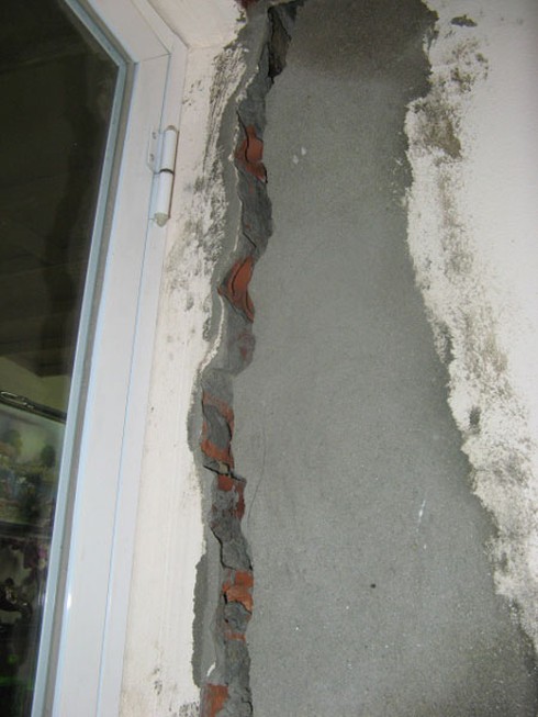 Kinh hoàng nhà ven sông Hồng