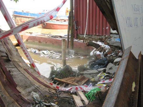 Kinh hoàng nhà ven sông Hồng