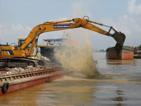 Kinh hoàng nhà ven sông Hồng