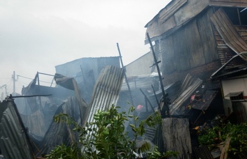 Hoả hoạn thiêu rụi cả khu nhà, cả hẻm tháo chạy