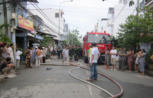 Hoả hoạn thiêu rụi cả khu nhà, cả hẻm tháo chạy