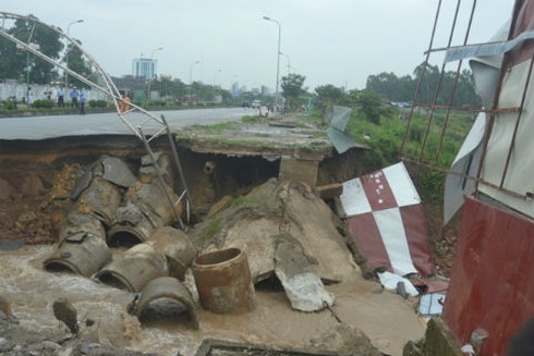Cuối tháng 8 khắc phục xong “hố tử thần” trên đường Lê Văn Lương