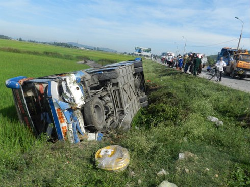 Xe rơi xuống ruộng, 30 hành khách thoát chết