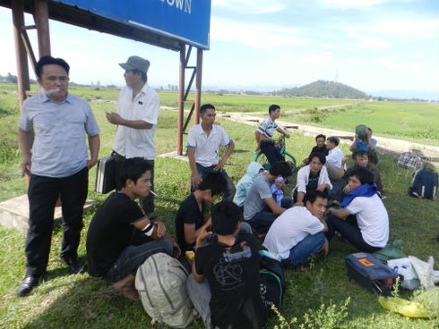 Xe rơi xuống ruộng, 30 hành khách thoát chết