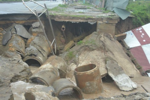 Nguyên nhân gây sụt lún đường Lê Văn Lương: Do mưa lớn (?!)